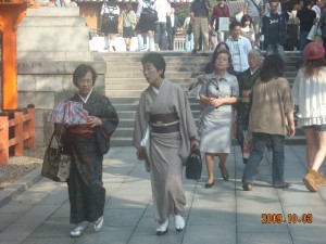 八阪神社里穿和服妇女